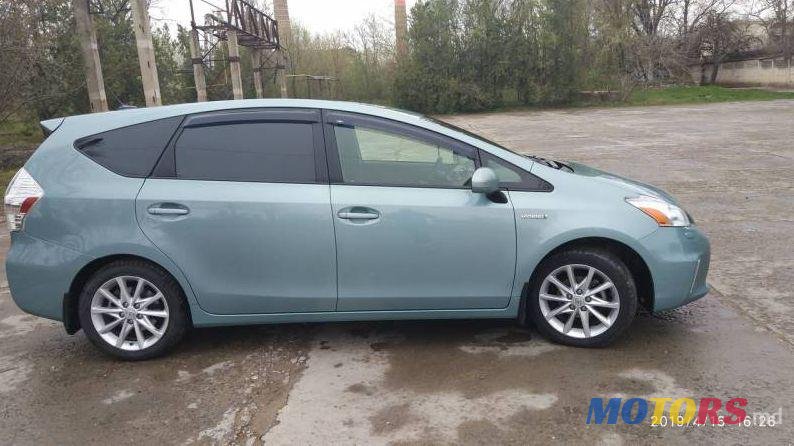 2013' Toyota Prius v photo #4