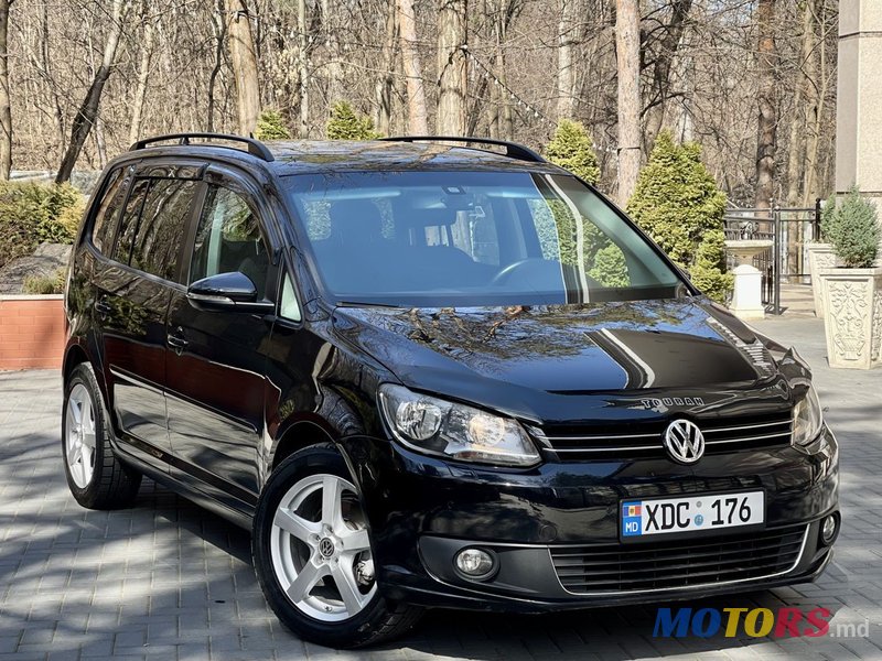 2011' Volkswagen Touran photo #3