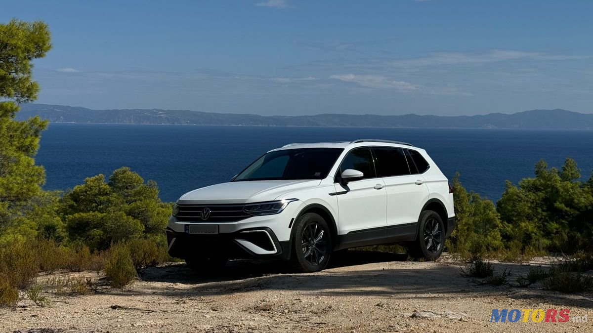 2022' Volkswagen Tiguan photo #1