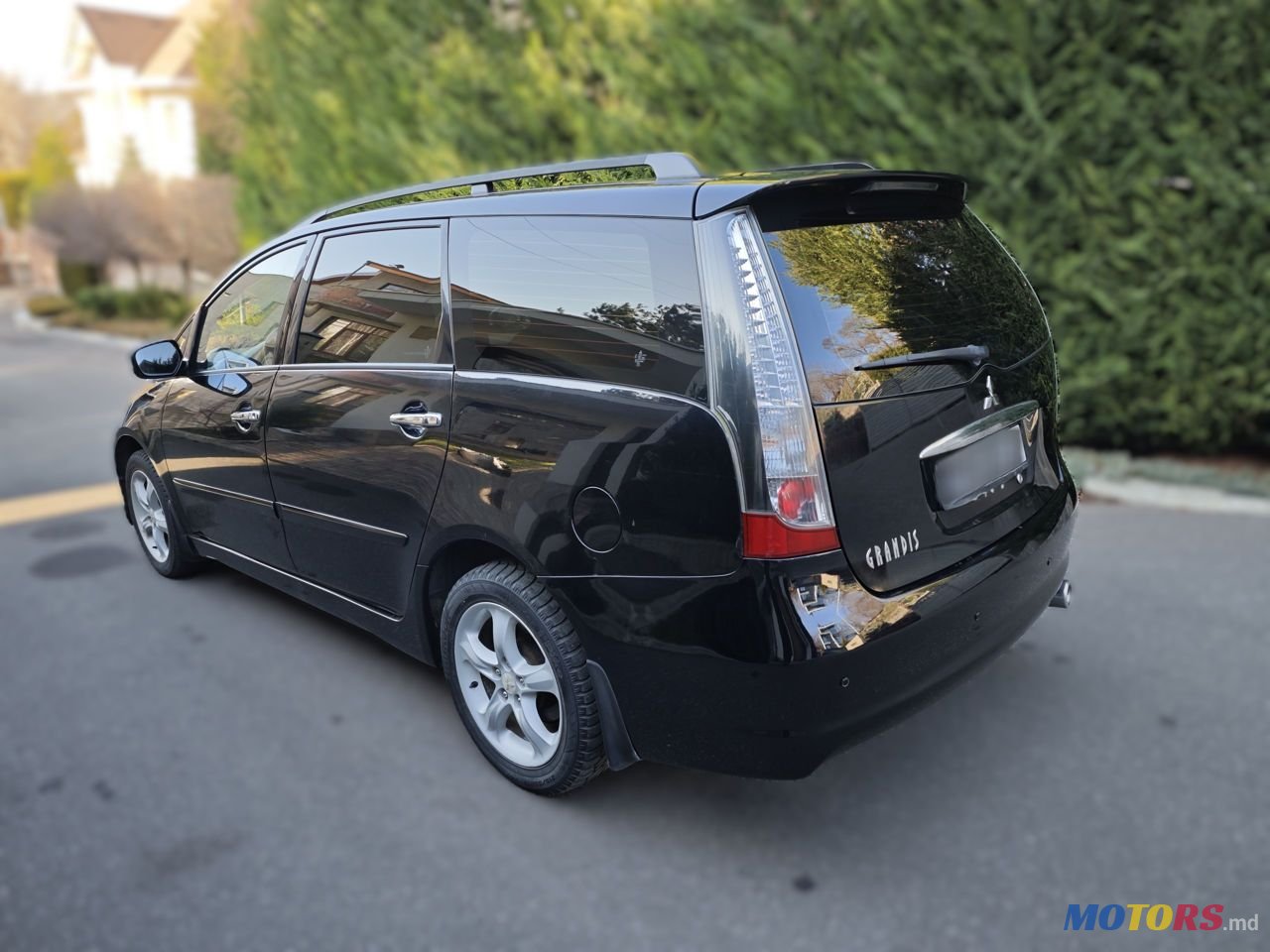 2006' Mitsubishi Grandis photo #4