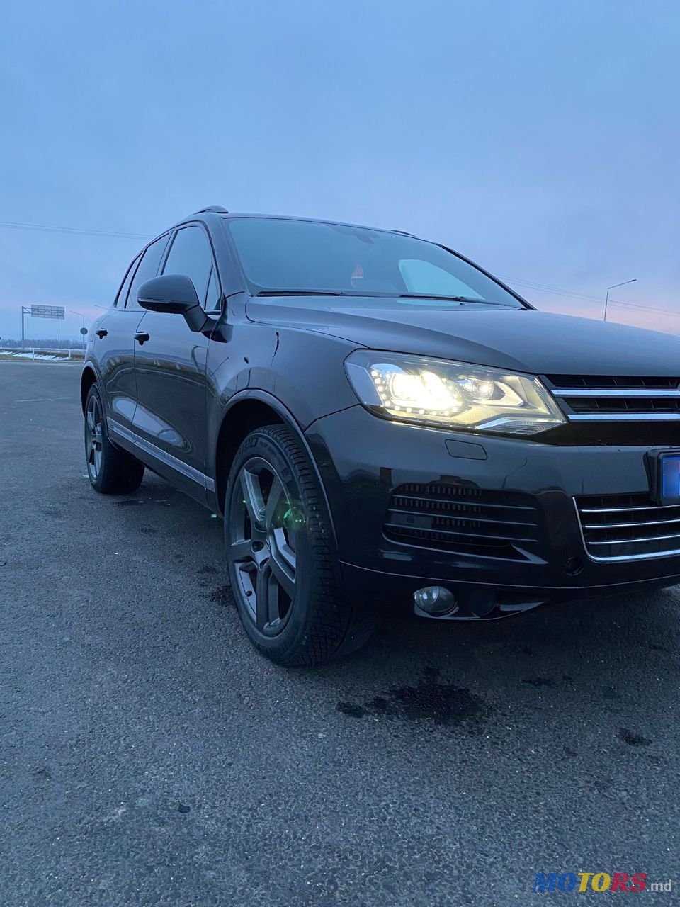 2011' Volkswagen Touareg photo #1