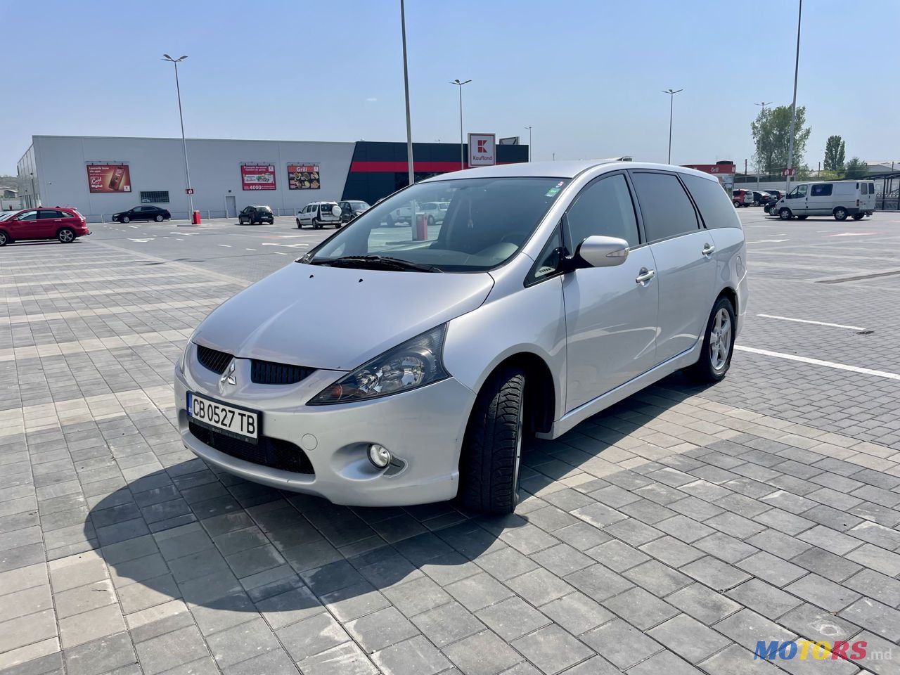 2008' Mitsubishi Grandis photo #4