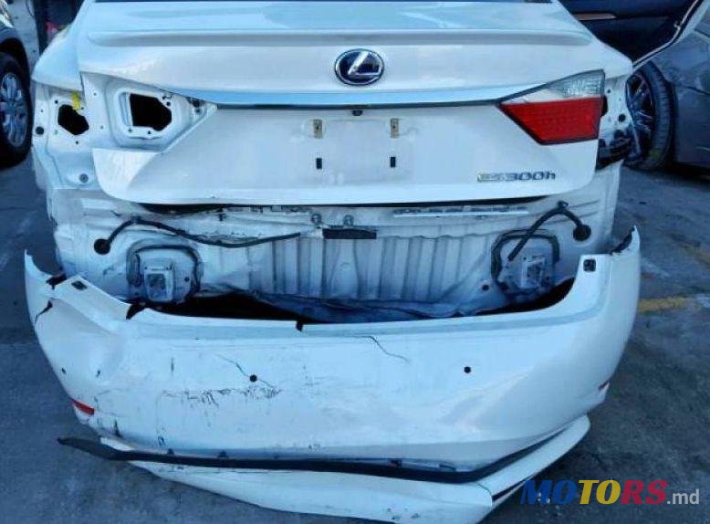 2015' Lexus ES photo #2