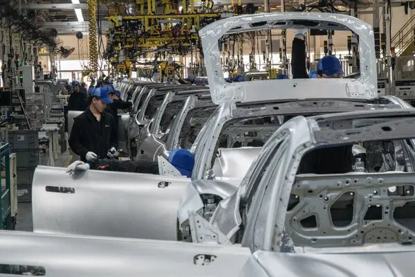 Uniunea Europeană va impune o taxă adiţională de până la 38% la importul maşinilor electrice chinezeşti, însă va diferenţia mărimea acesteia în funcţie de producător