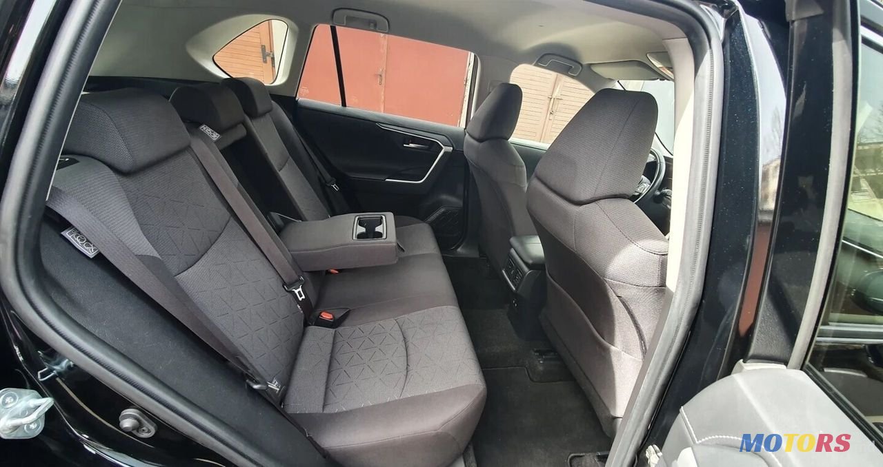 2019' Toyota RAV4 photo #3