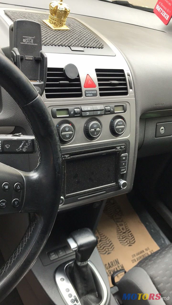 2010' Volkswagen Touran photo #4