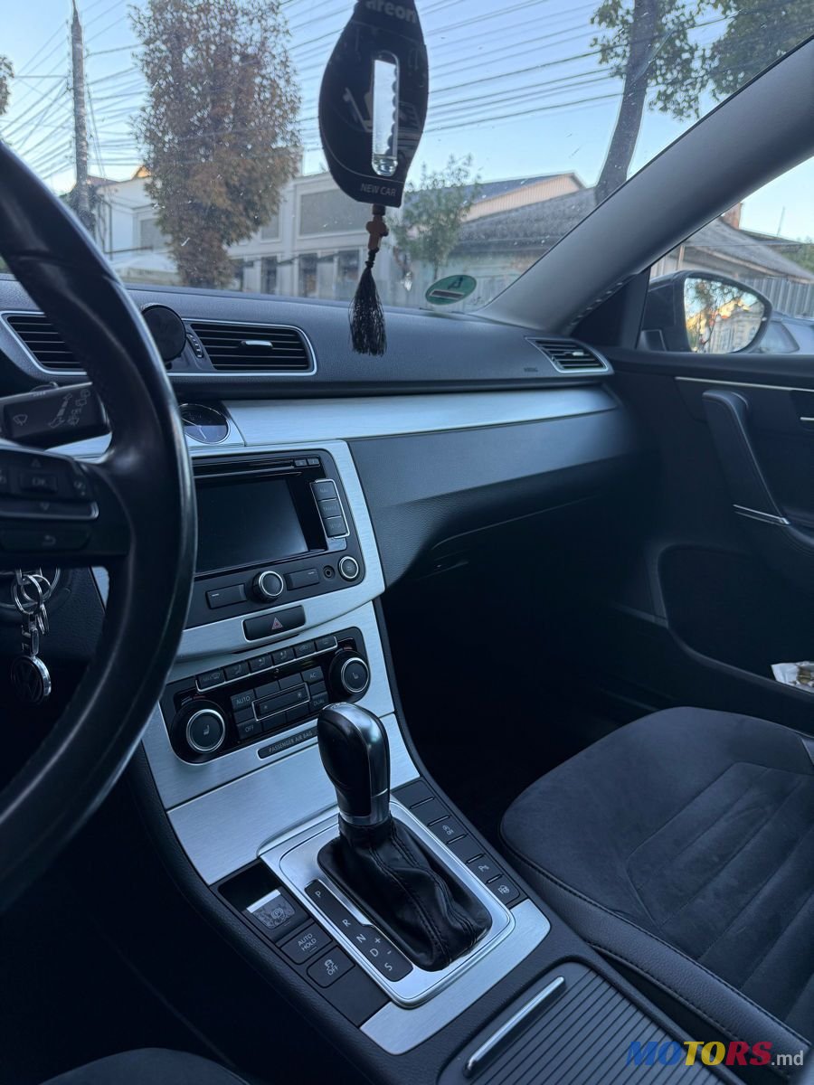 2011' Volkswagen Passat photo #4