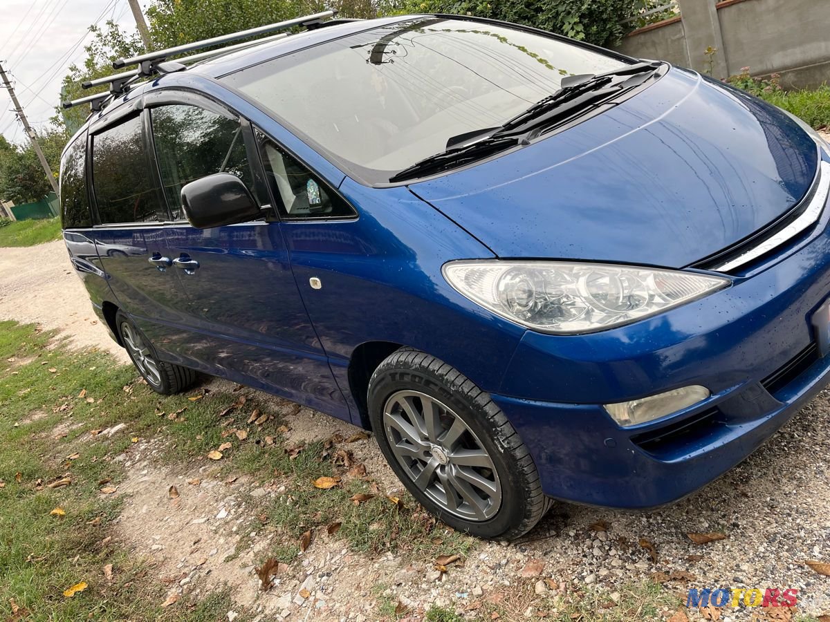 2004' Toyota Previa photo #1