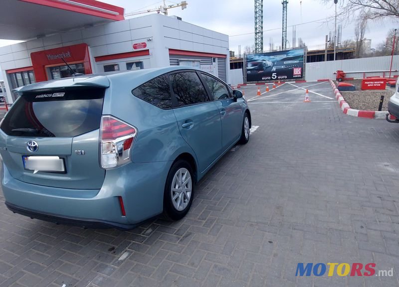 2015' Toyota Prius v photo #3