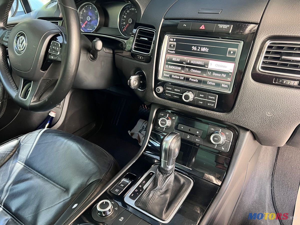 2010' Volkswagen Touareg photo #4