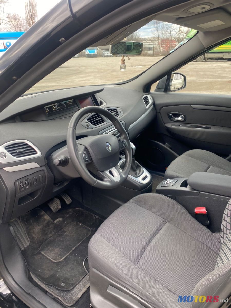 2011' Renault Scenic photo #5