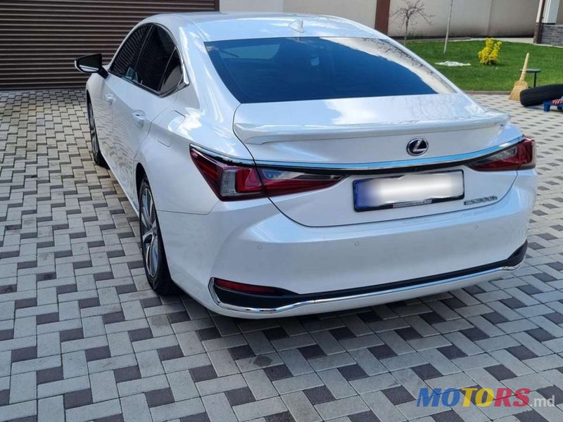 2020' Lexus Es Series photo #3
