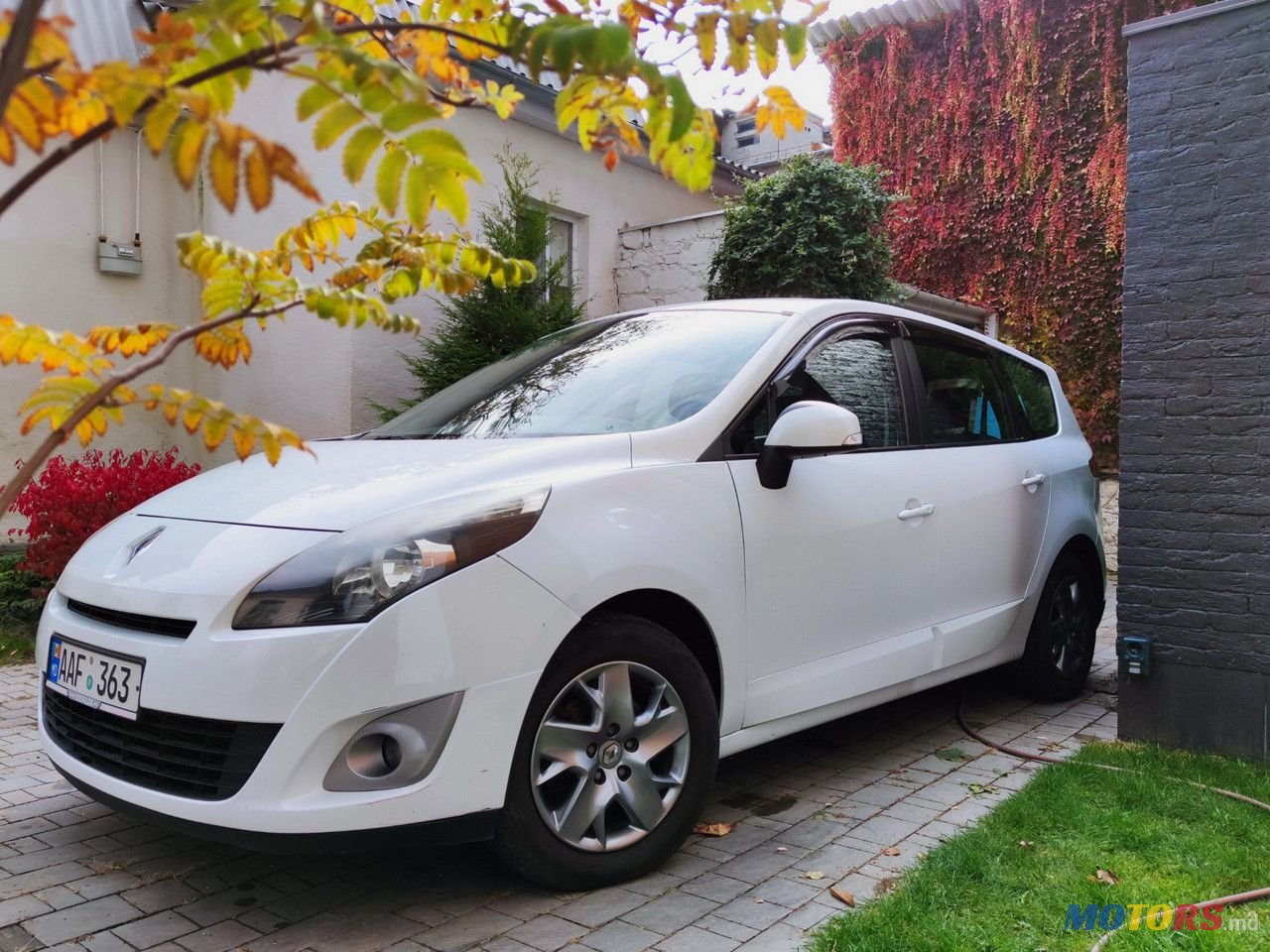 2011' Renault Grand Scenic photo #3