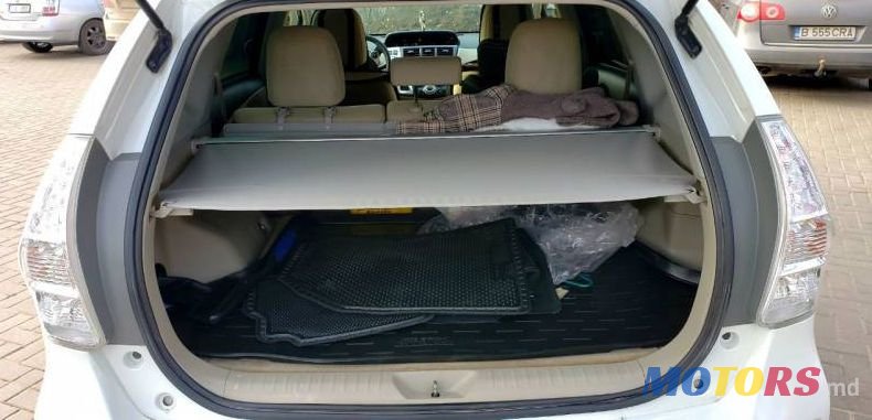 2013' Toyota Prius v photo #2