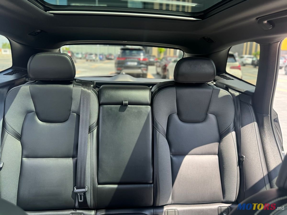 2022' Volvo XC60 photo #6