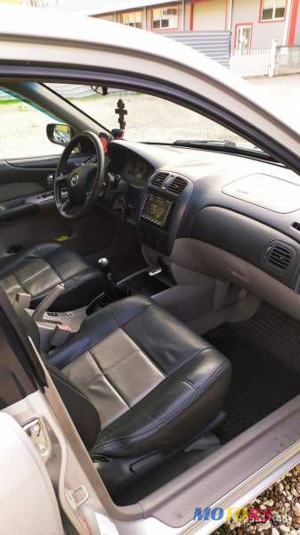 2001' Mazda 323 photo #1