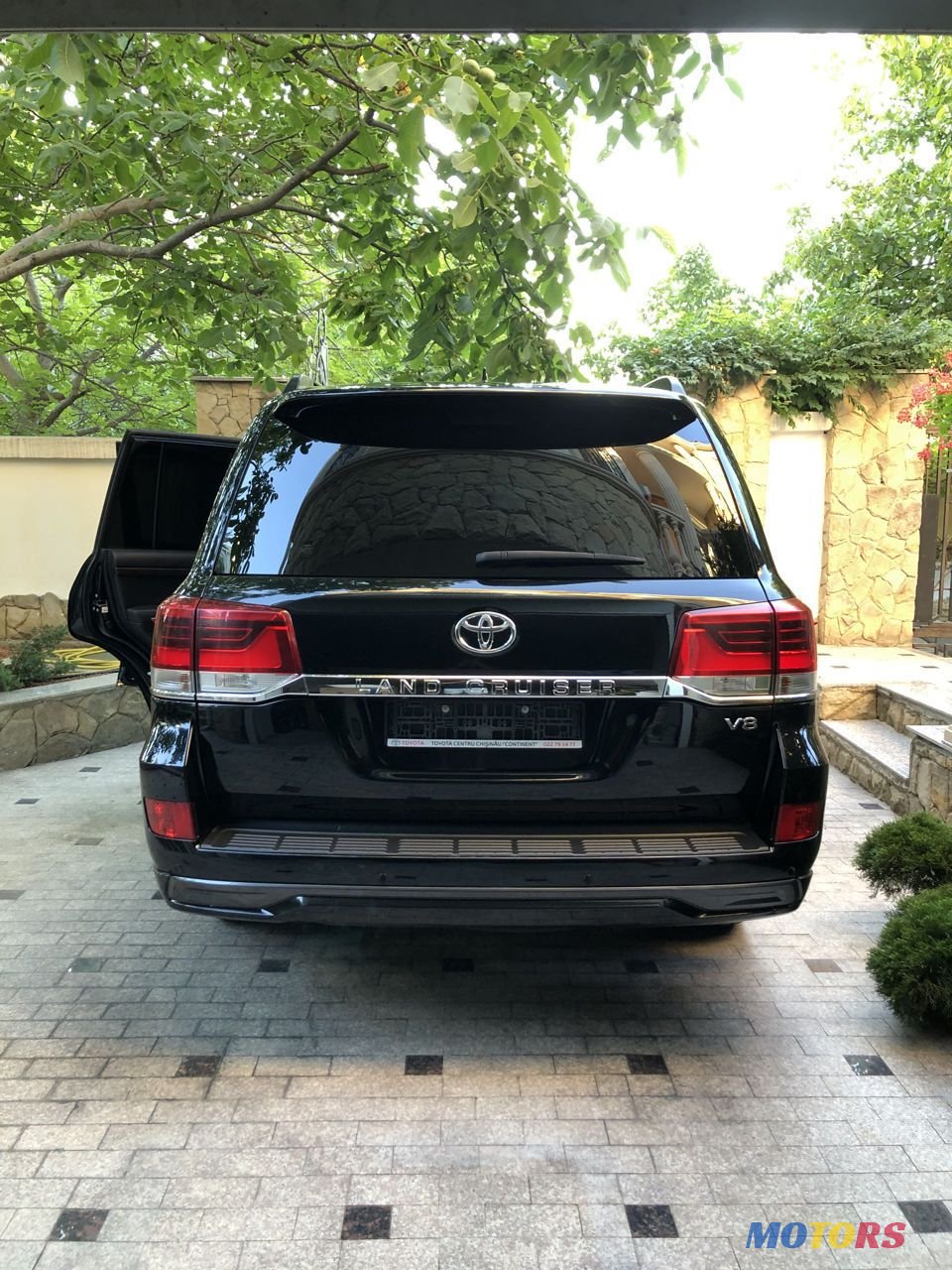 2016' Toyota Land Cruiser photo #1