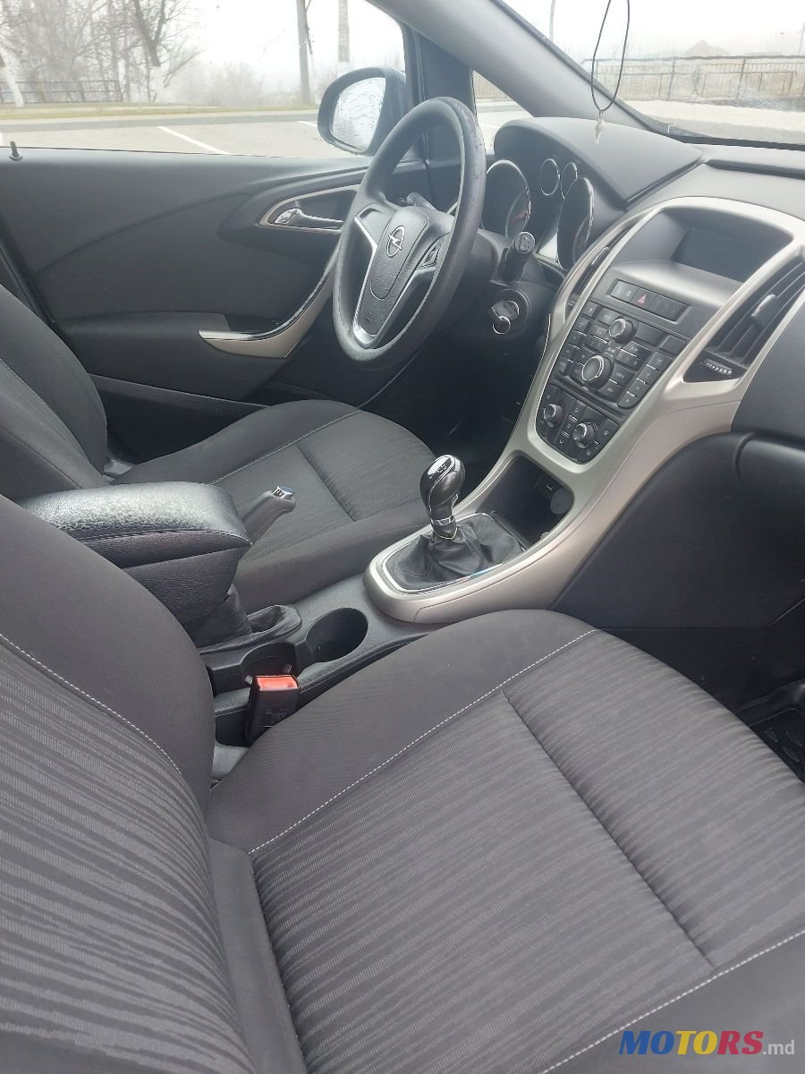 2011' Opel Astra photo #5