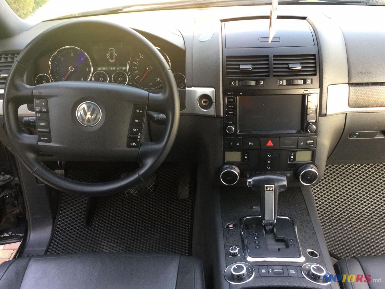 2009' Volkswagen Touareg photo #5