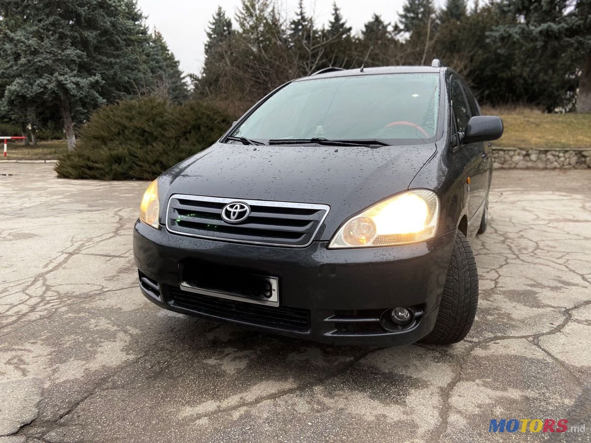 2003' Toyota Avensis Verso photo #1