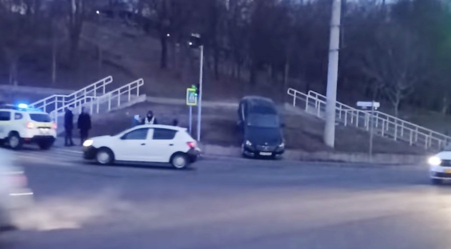 Incident de neînţeles în Chişinău, un Mercedes ajungând suspendat la intersecţia străzilor Albişoara şi Alecsandri