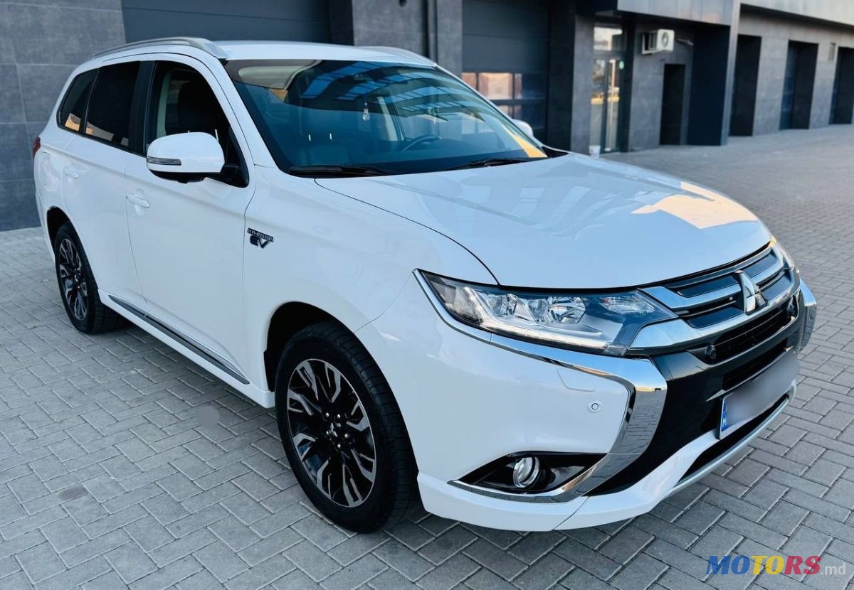 2017' Mitsubishi Outlander photo #2