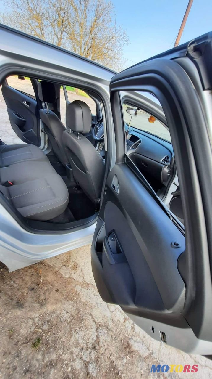 2013' Opel Astra photo #2