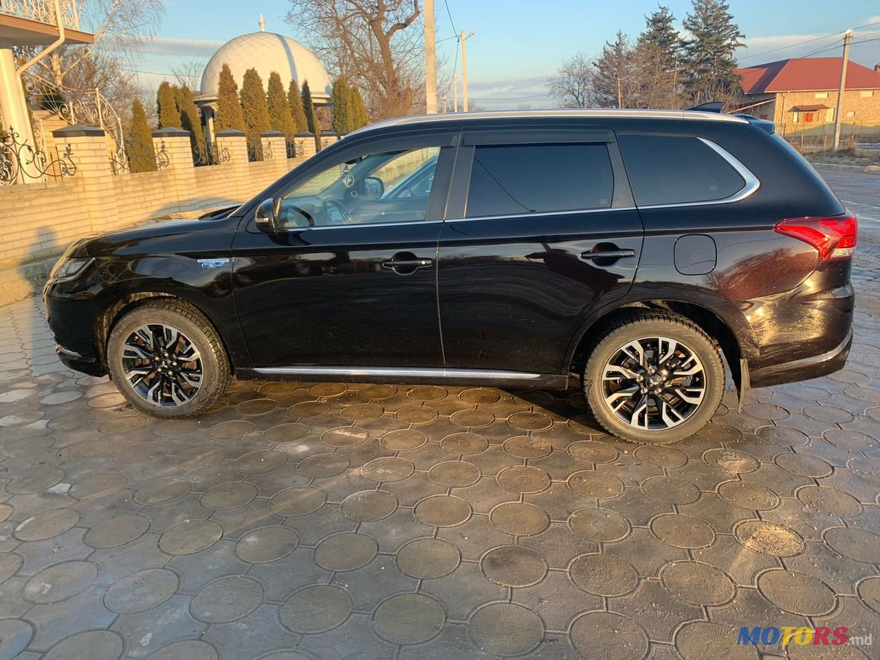 2015' Mitsubishi Outlander photo #2