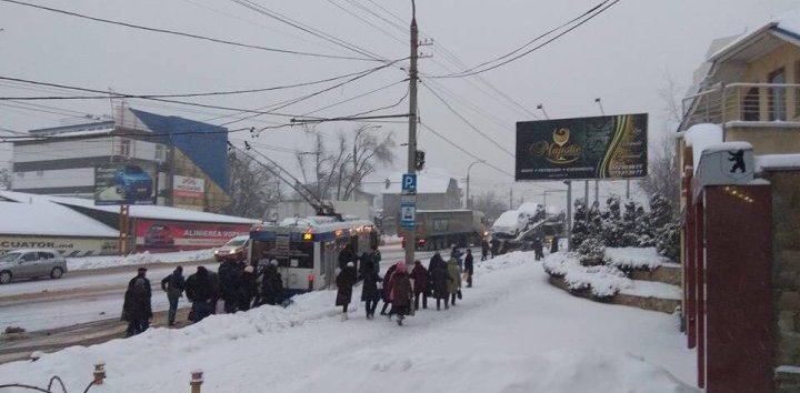 Суровые жители столицы на руках выносили троллейбусы из снежных заносов