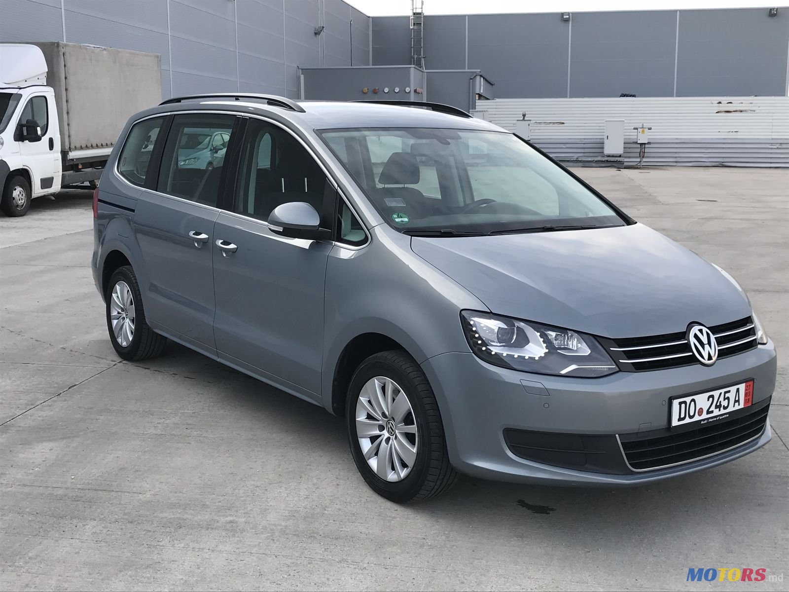 2011' Volkswagen Sharan photo #2