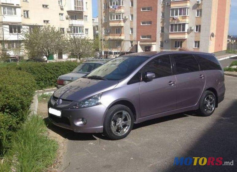 2007' Mitsubishi Grandis photo #2