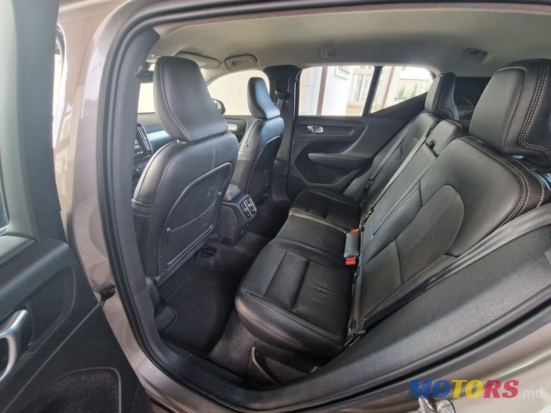 2020' Volvo XC40 photo #6