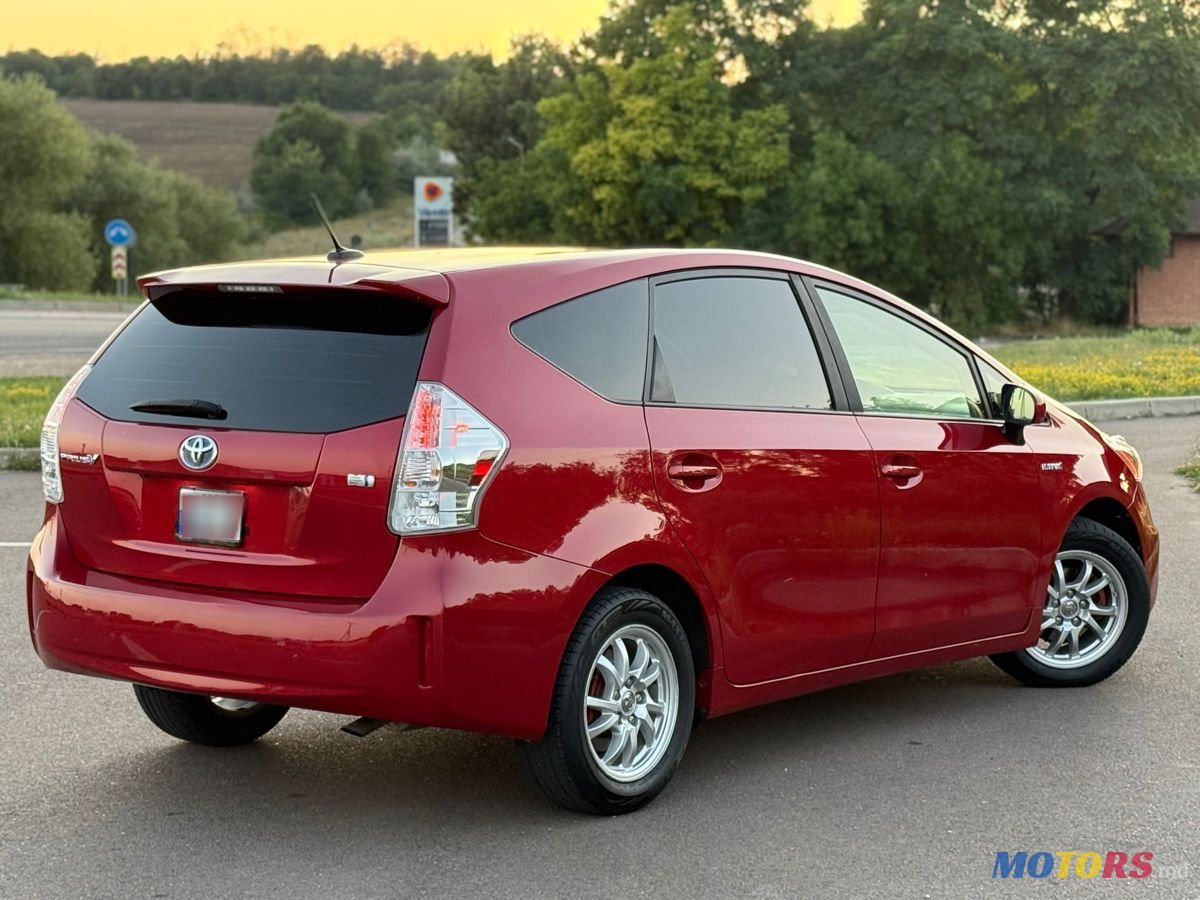 2013' Toyota Prius v photo #4