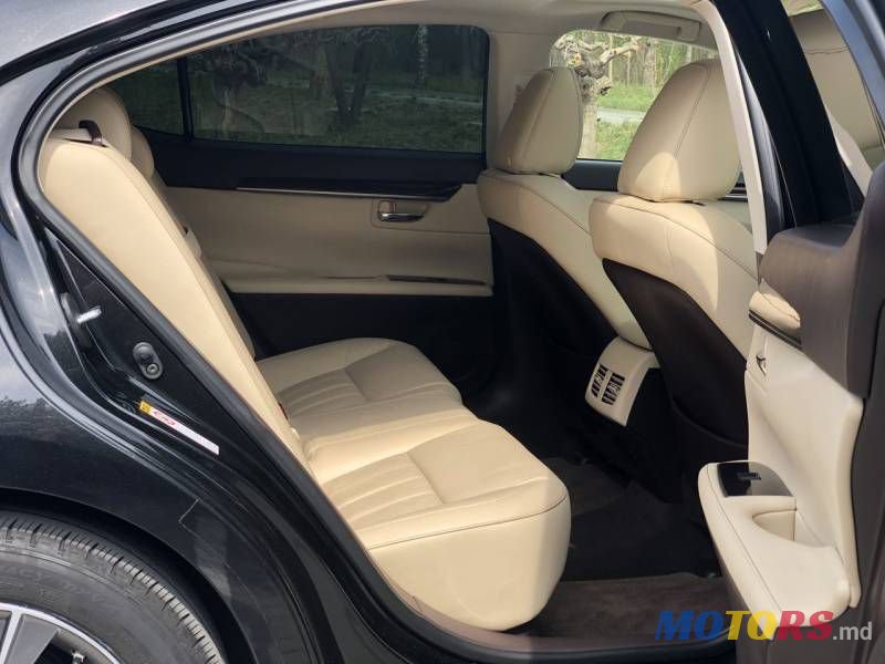 2016' Lexus ES photo #6