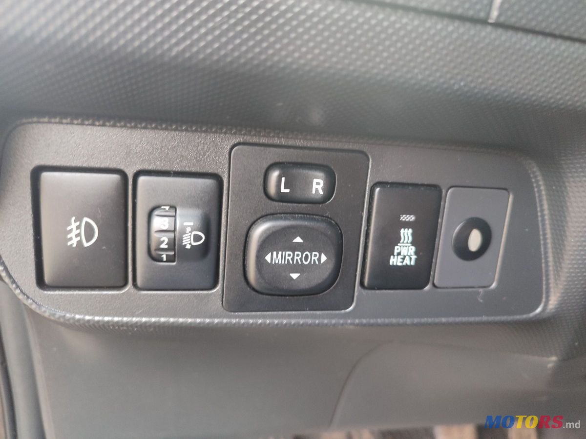 2010' Toyota Auris photo #5