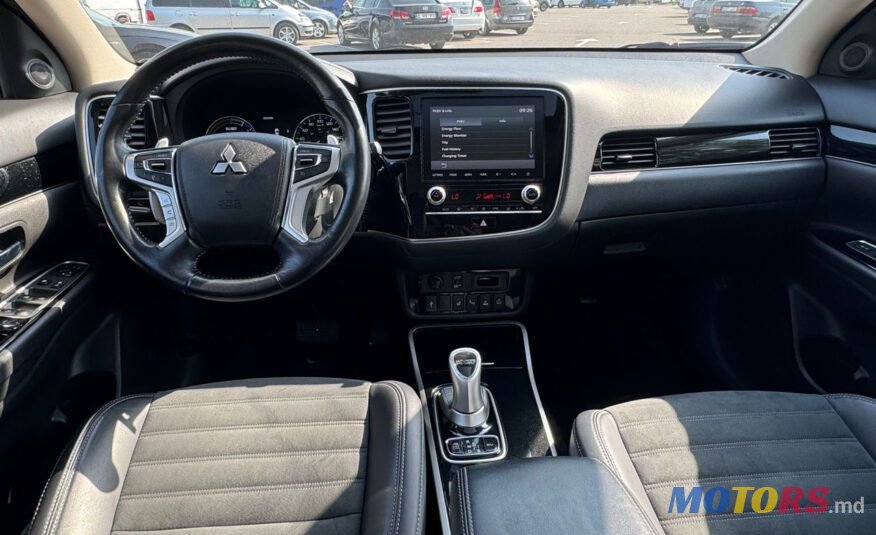 2021' Mitsubishi Outlander photo #5