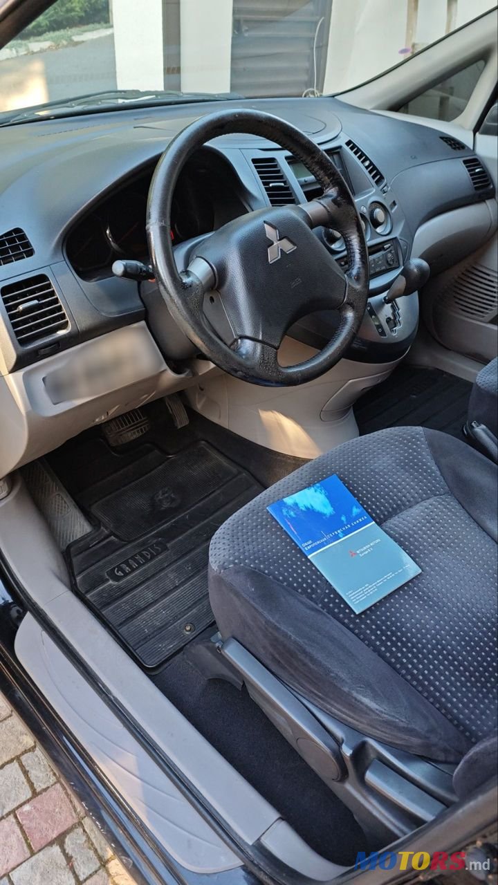 2006' Mitsubishi Grandis photo #6