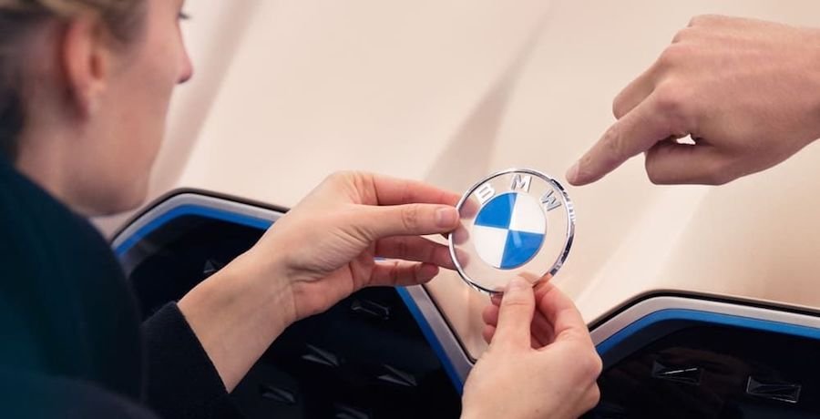 BMW a prezentat noul logo al companiei: cum arată şi ce urmăresc bavarezii prin această modificare