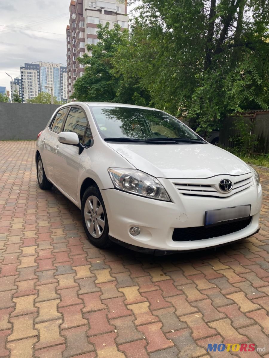 2012' Toyota Auris photo #1