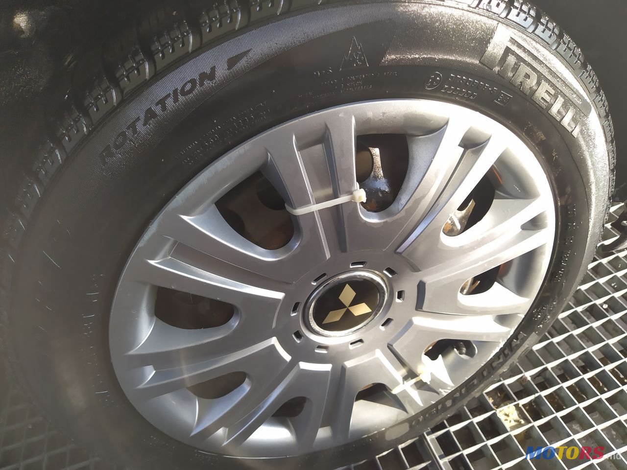 2001' Mitsubishi Carisma photo #6