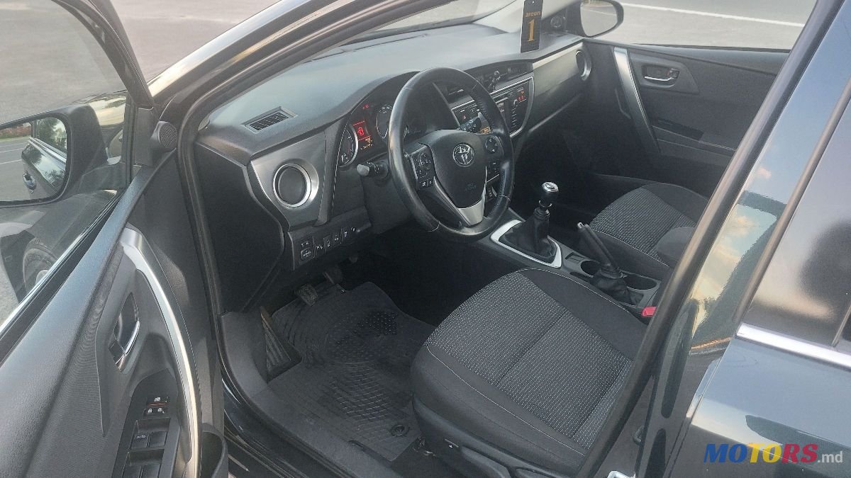 2013' Toyota Auris photo #4