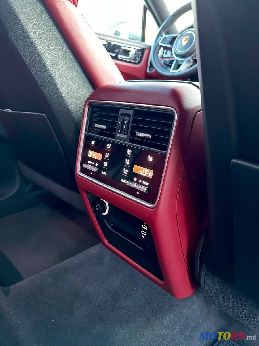 2021' Porsche Cayenne Coupe photo #4