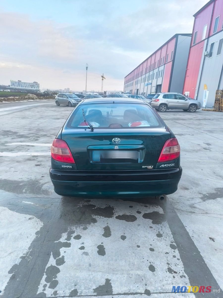 2001' Toyota Avensis photo #2