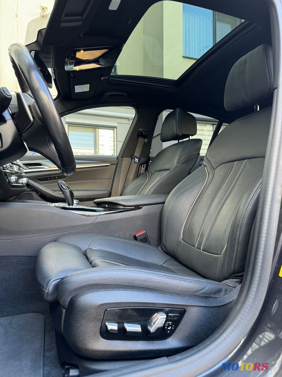 2020' BMW 5 Series photo #6