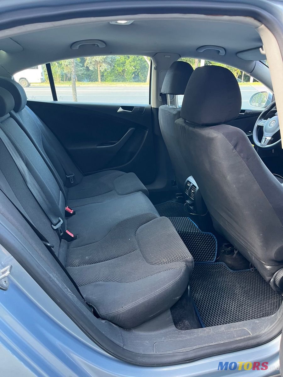 2009' Volkswagen Passat photo #6