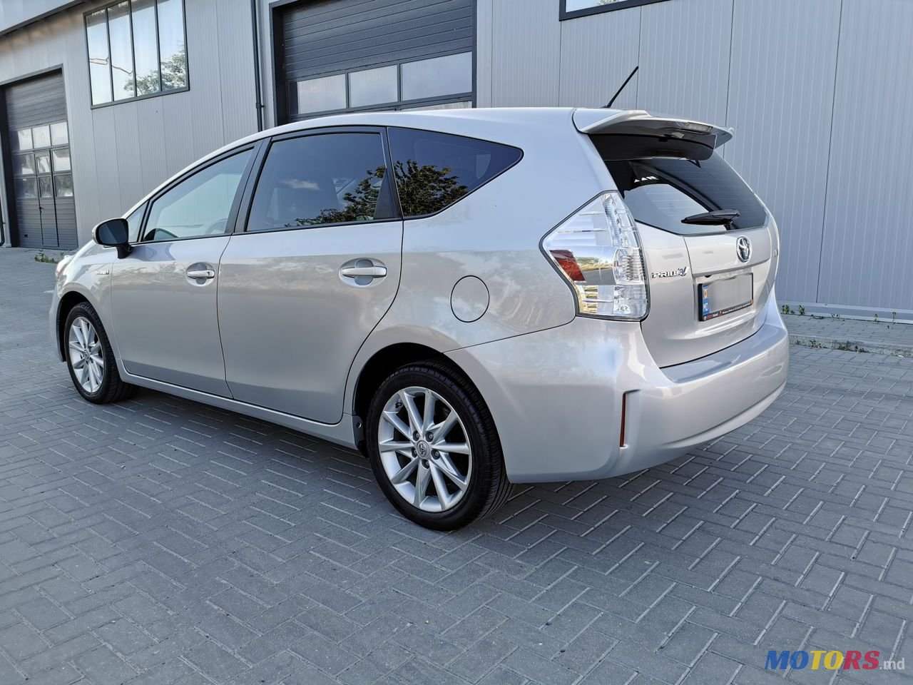 2012' Toyota Prius v photo #4
