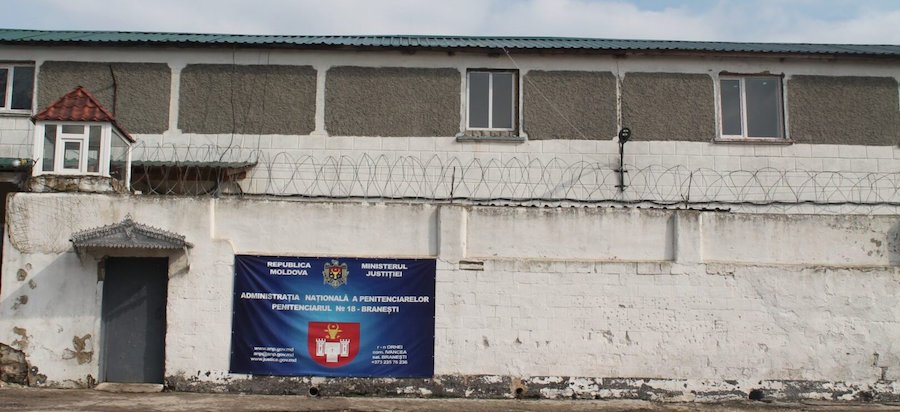 Tentativă de pătrundere forțată la Penitenciarul Brănești. Un fost condamnat a vrut să intre cu mașina prin poartă