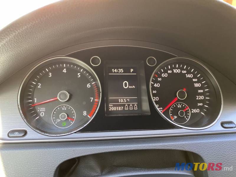 2011' Volkswagen Passat photo #2