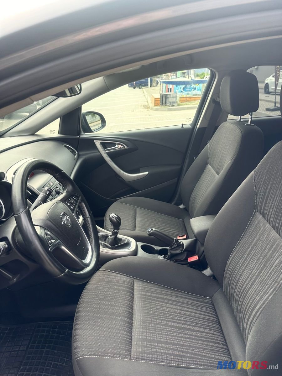 2011' Opel Astra photo #5