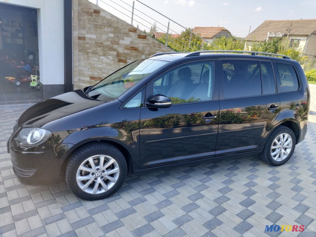 2011' Volkswagen Touran photo #2
